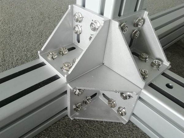 以8080鋁型材框架為例來說說角件是如何安裝固定的？