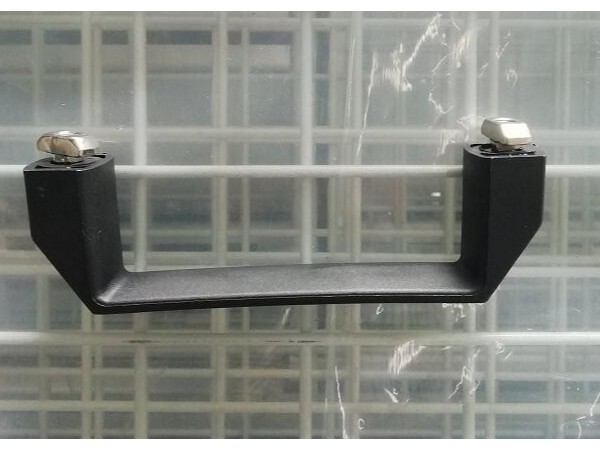 移動(dòng)圍欄上面的<i style='color:red'>把手</i>是如何安裝的？